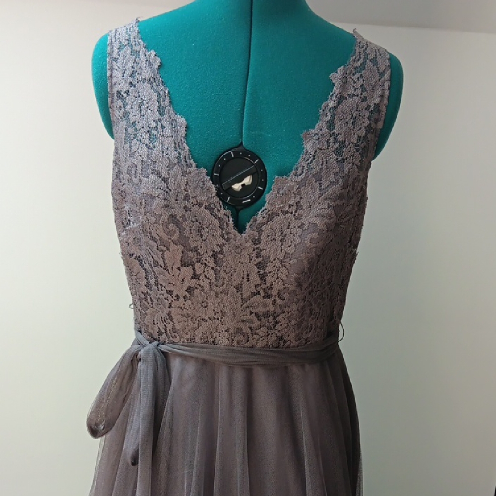 Elegant Lace Sleeveless Dress in Gray